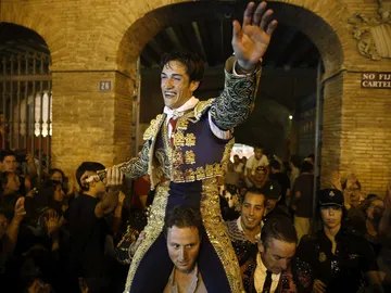 El torero Jesús Duque sale a hombros tras cortar dos orejas a su segundo toro El torero Jesús Duque sale a hombros tras cortar dos orejas a su segundo toro