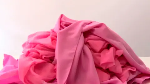 Los pañuelos contra el cáncer de mama Los pañuelos contra el cáncer de mama