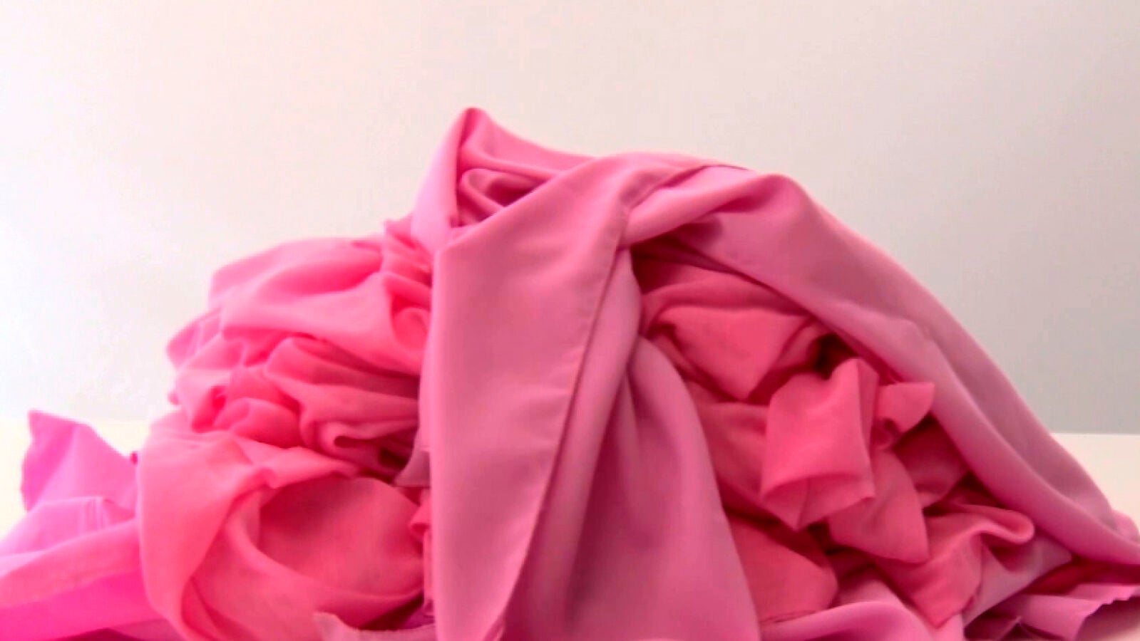 Cosen una gran bandera rosa con los pañuelos de mujeres con cáncer de mama