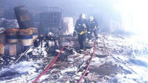 Bomberos dentro de la nave de Campo Real