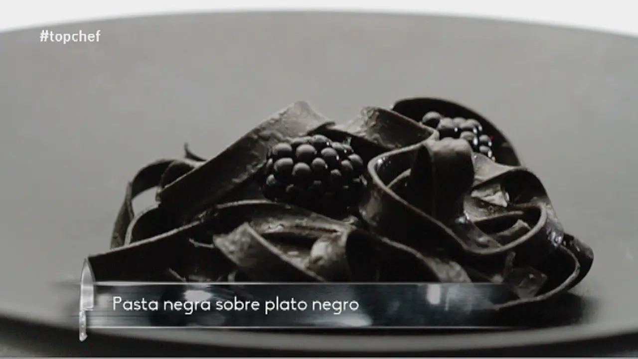 Pasta negra sobre plato negro