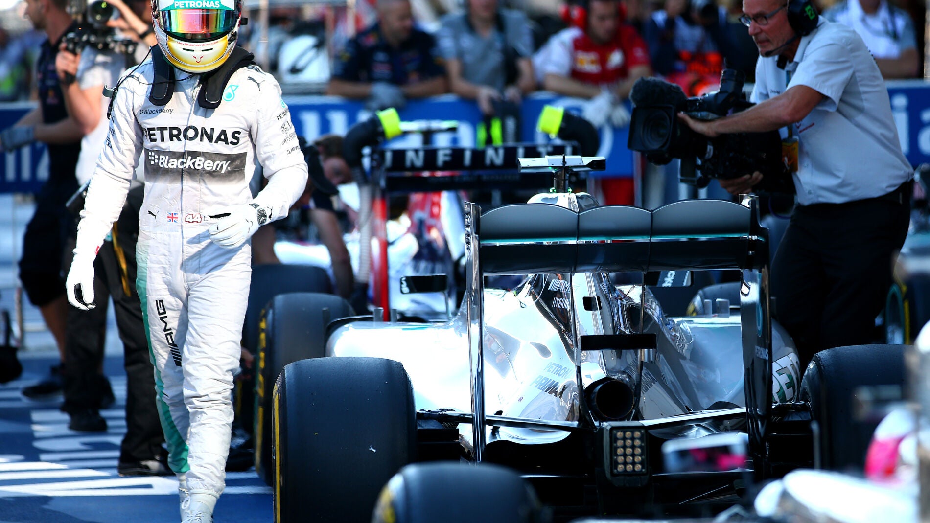 Hamilton pasa ante los b&oacute;lidos