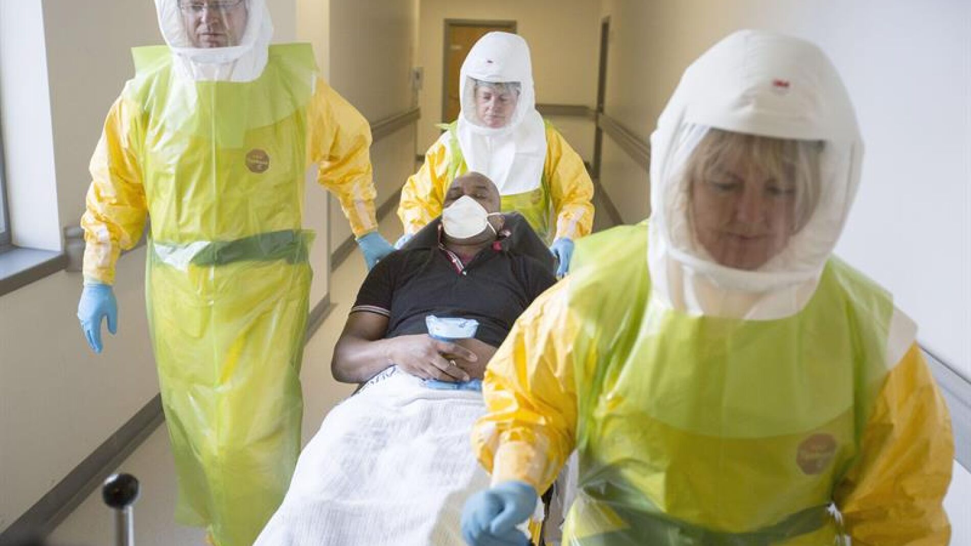 Los m&eacute;dicos atienden a un posible caso de &eacute;bola