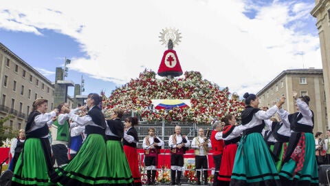 Ofrenda floral a la Virgen del Pilar