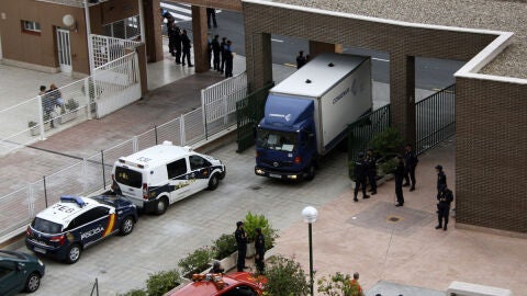 Entrada de la vivienda de la infectada por &eacute;bola en Alcorc&oacute;n