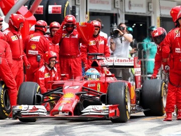 Fernando Alonso pasa por boxes en Hungría