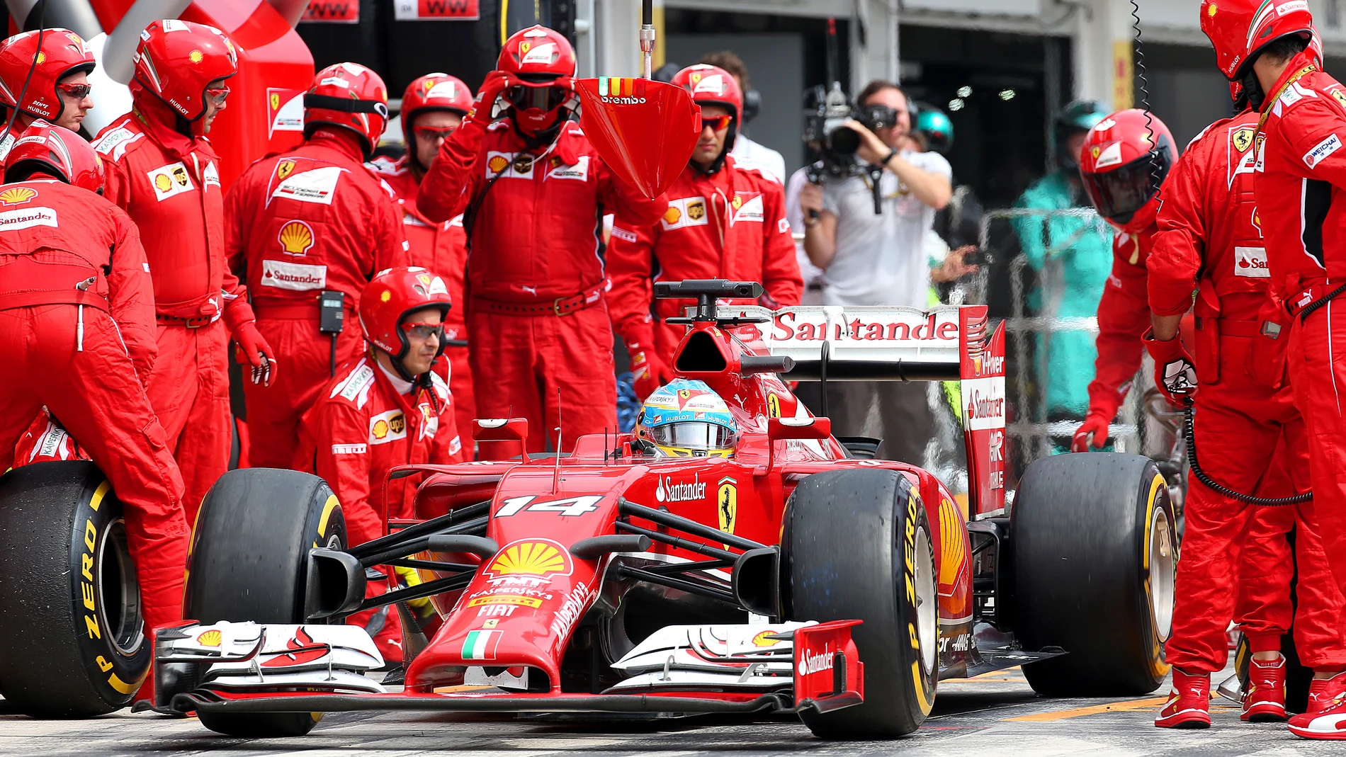 Fernando Alonso pasa por boxes en Hungría