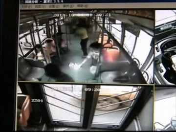 La batería de un teléfono móvil ha estallado en un autobús en China La batería de un teléfono móvil ha estallado en un autobús en China