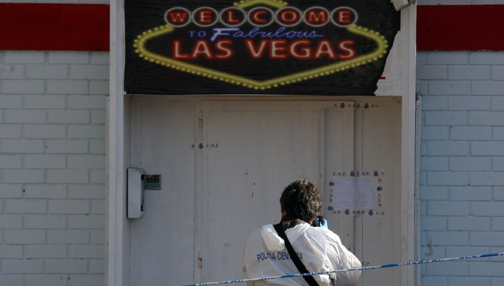 La policía científica realiza su trabajo en el club de alterne 'Las Vegas' en Medina del Campo 