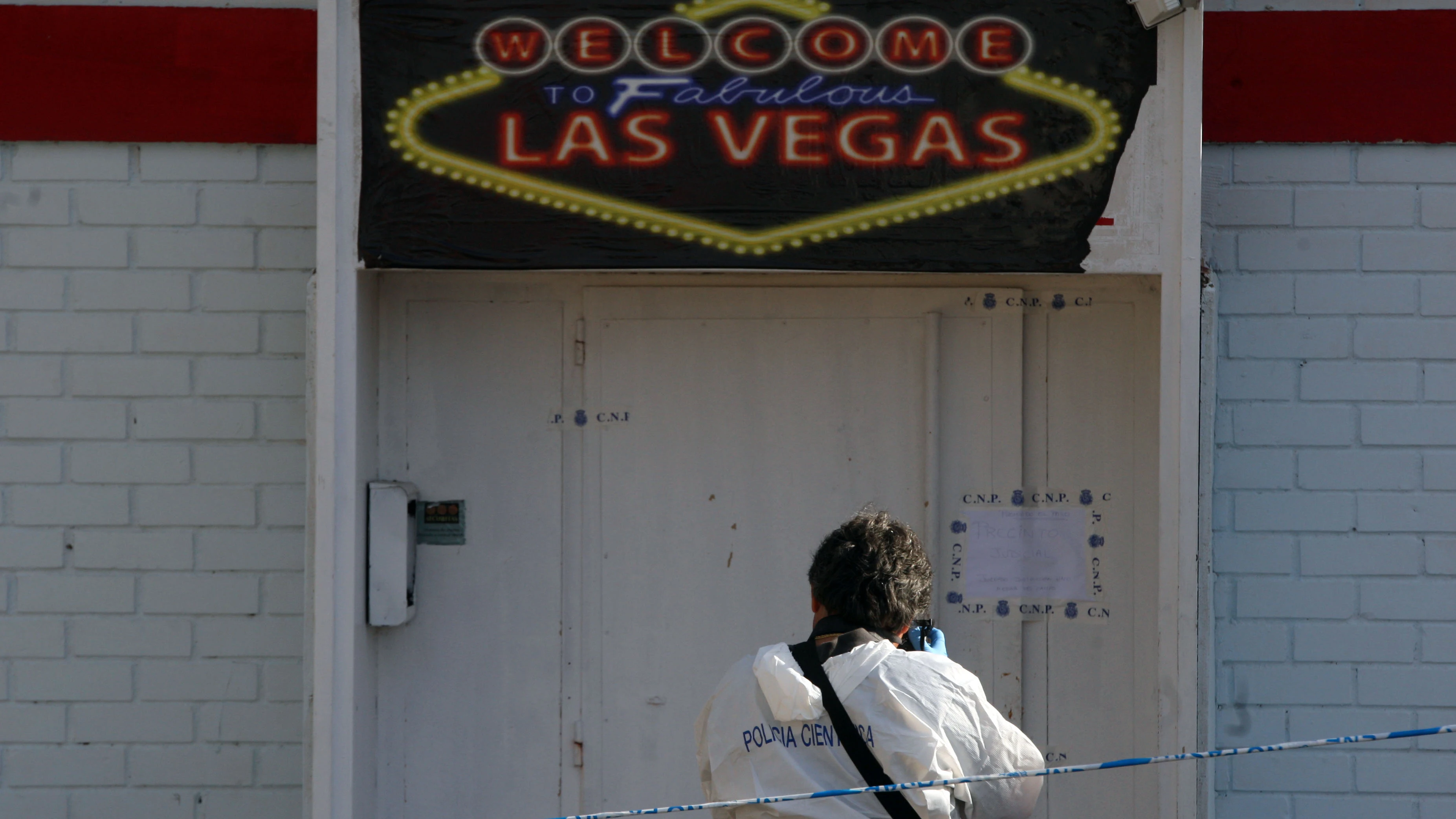 La policía científica realiza su trabajo en el club de alterne 'Las Vegas' en Medina del Campo La policía científica realiza su trabajo en el club de alterne 'Las Vegas' en Medina del Campo