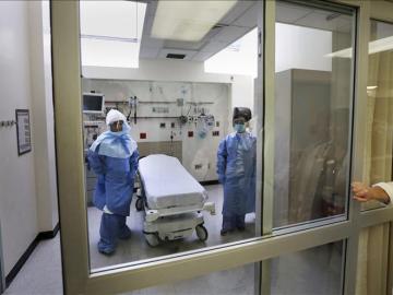 Enfermeros estadounidenses con el traje especial para tratar ébola