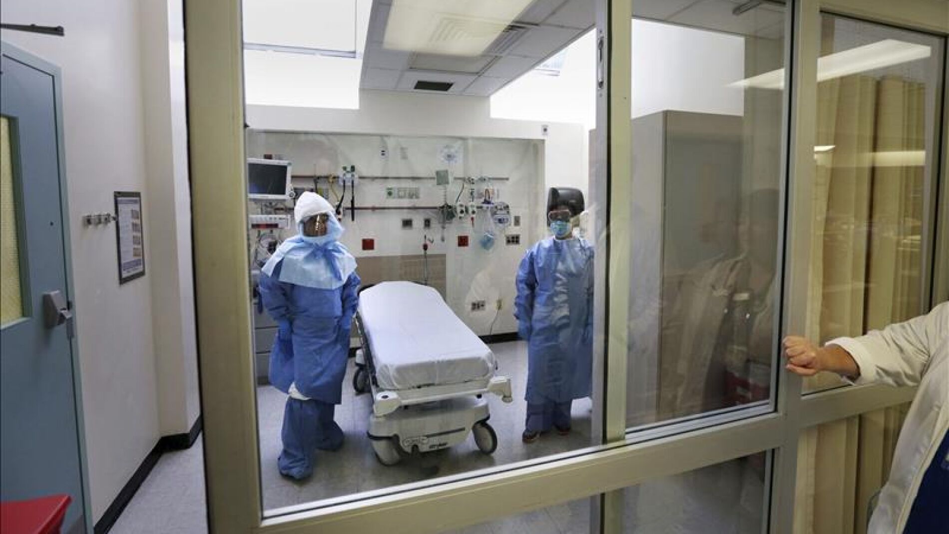 Enfermeros estadounidenses con el traje especial para tratar &eacute;bola