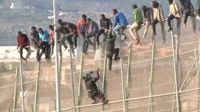 Unos 300 inmigrantes protagonizan un violento intento de salto de la valla de Melilla