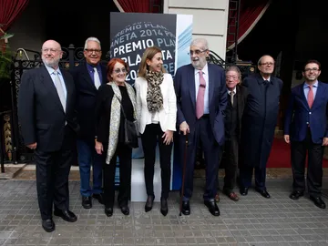 José Manuel Lara, con el jurado de los Planeta José Manuel Lara, con el jurado de los Planeta