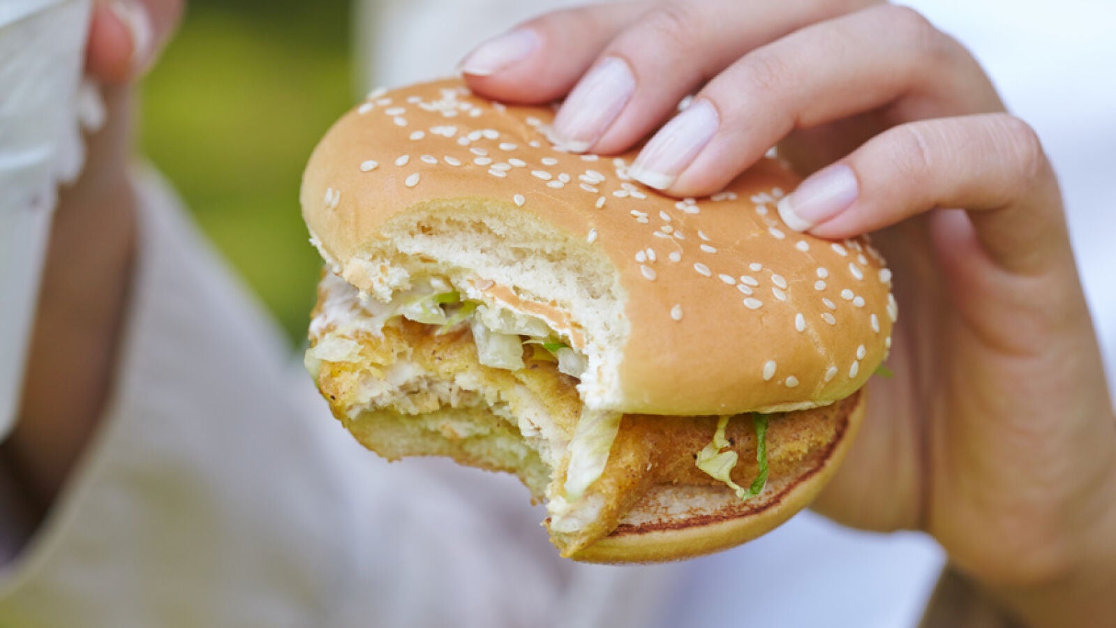Cómo reducir a la mitad las calorías de tu hamburguesa