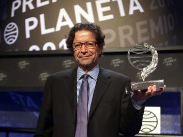 El escritor y periodista mexicano, Jorge Zepeda, con el Premio Planeta