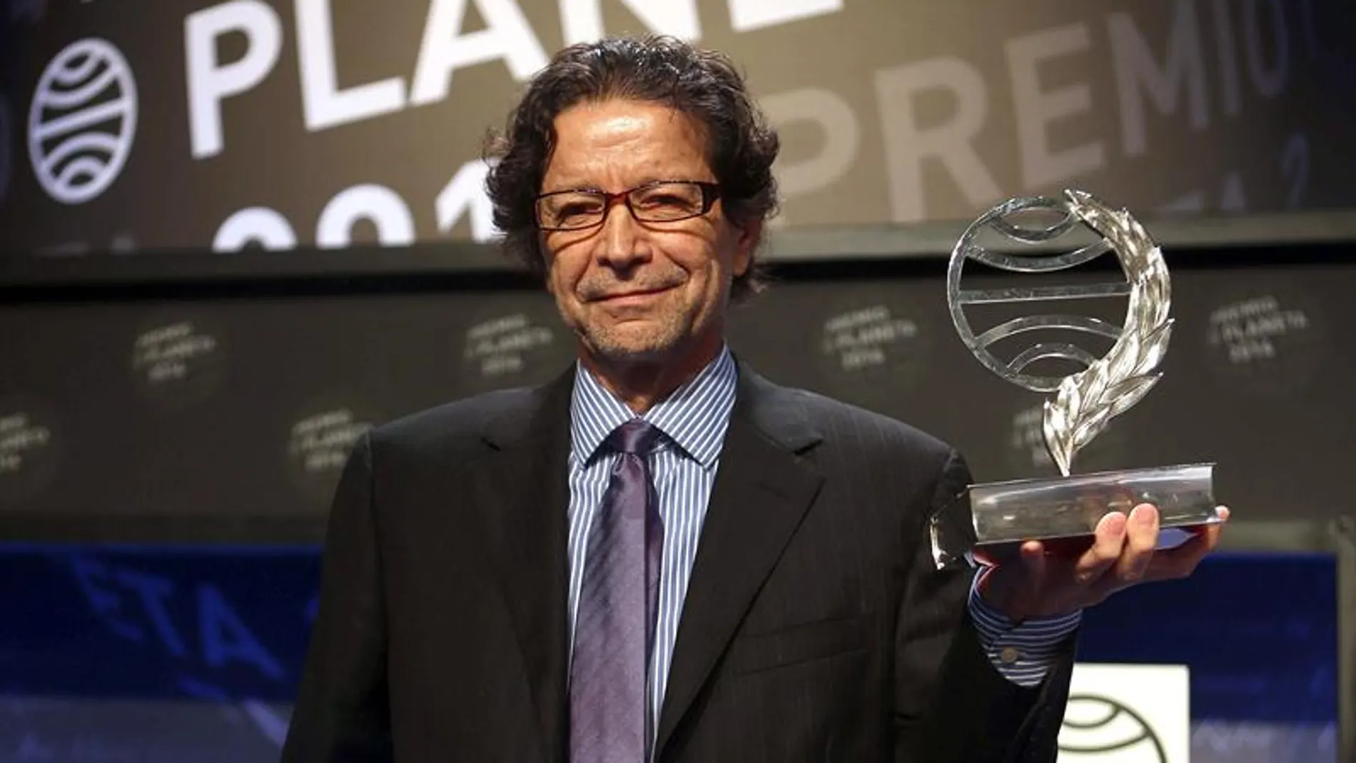 El escritor y periodista mexicano, Jorge Zepeda, con el Premio Planeta