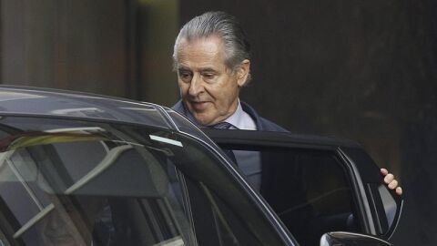 Miguel Blesa entra en su coche