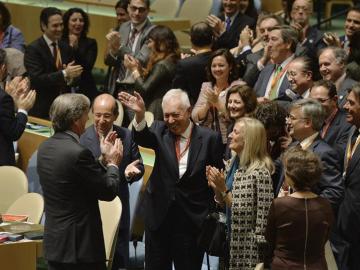José Manuel García-Margallo es felicitado por miembros de su delegación José Manuel García-Margallo es felicitado por miembros de su delegación