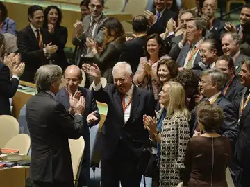 José Manuel García-Margallo es felicitado por miembros de su delegación José Manuel García-Margallo es felicitado por miembros de su delegación