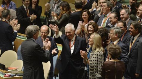 Jos&eacute; Manuel Garc&iacute;a-Margallo es felicitado por miembros de su delegaci&oacute;n