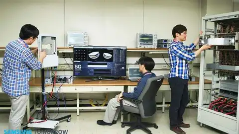 Imagen de archivo de ingenieros probando la tecnología 5G Imagen de archivo de ingenieros probando la tecnología 5G
