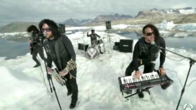 The Defiled se convierte en la primera banda que ofrece un concierto en un iceberg
