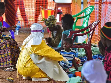 Una cooperante ayuda a niños en zonas afectadas por el ébola Una cooperante ayuda a niños en zonas afectadas por el ébola