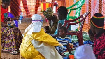 Una cooperante ayuda a niños en zonas afectadas por el ébola