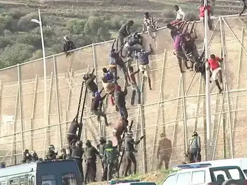 Inmigrantes intentan cruzar la valla de Melilla Inmigrantes intentan cruzar la valla de Melilla