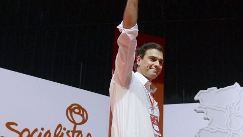 Pedro S&aacute;nchez saluda a los socalistas en el congreso de Castilla y Le&oacute;n