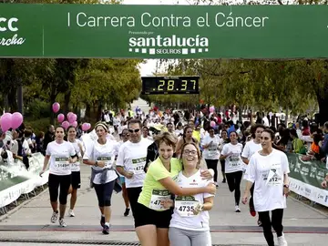 Dos participantes se abrazan en la meta de la carrera organizada por la AECC en Madrid Dos participantes se abrazan en la meta de la carrera organizada por la AECC en Madrid