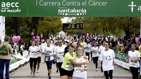 Dos participantes se abrazan en la meta de la carrera organizada por la AECC en Madrid Dos participantes se abrazan en la meta de la carrera organizada por la AECC en Madrid