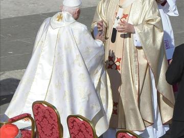 El papa Francisco saluda a Benedicto XVI durante la beatificación de Pablo VI