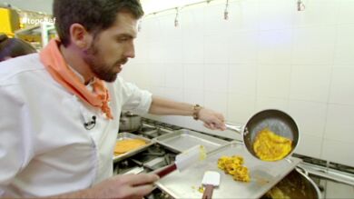 Carlos es vencido en la cocina por unos crepes
