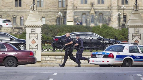 Polic&iacute;as corren en la zona del tiroteo 