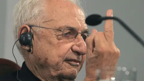 Frank Gehry hace una peineta Frank Gehry hace una peineta