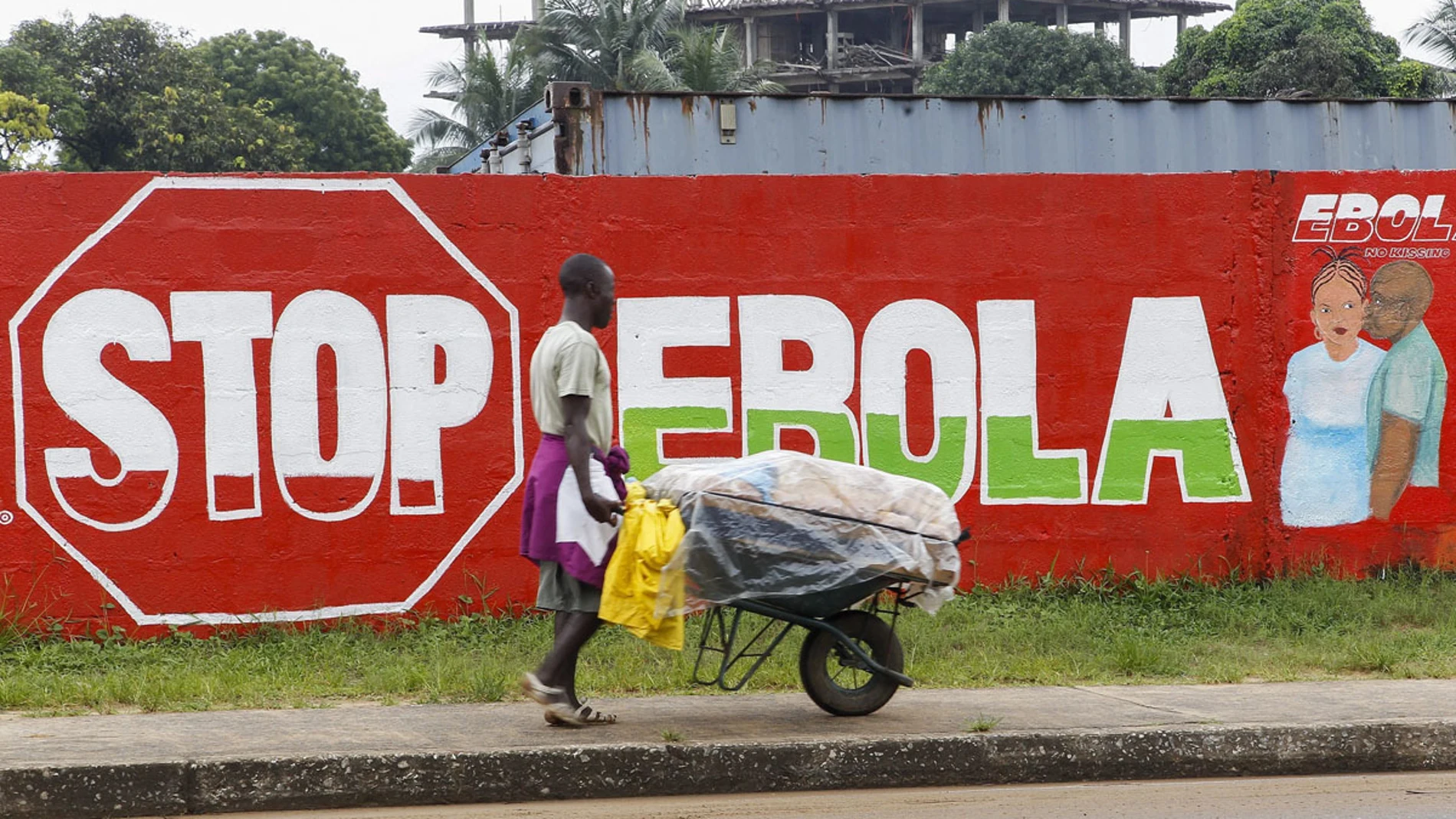 Un hombre camina por Monrovia Un hombre camina por Monrovia