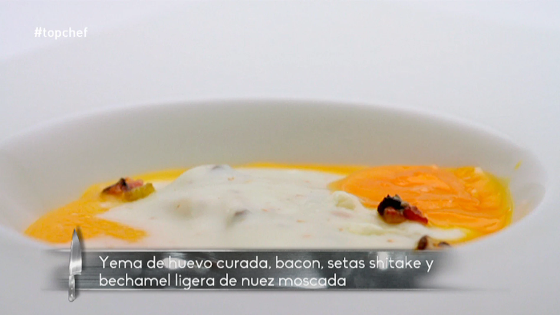 Yema de huevo curada, bacon, shitake y bechamel ligera de nuez moscada