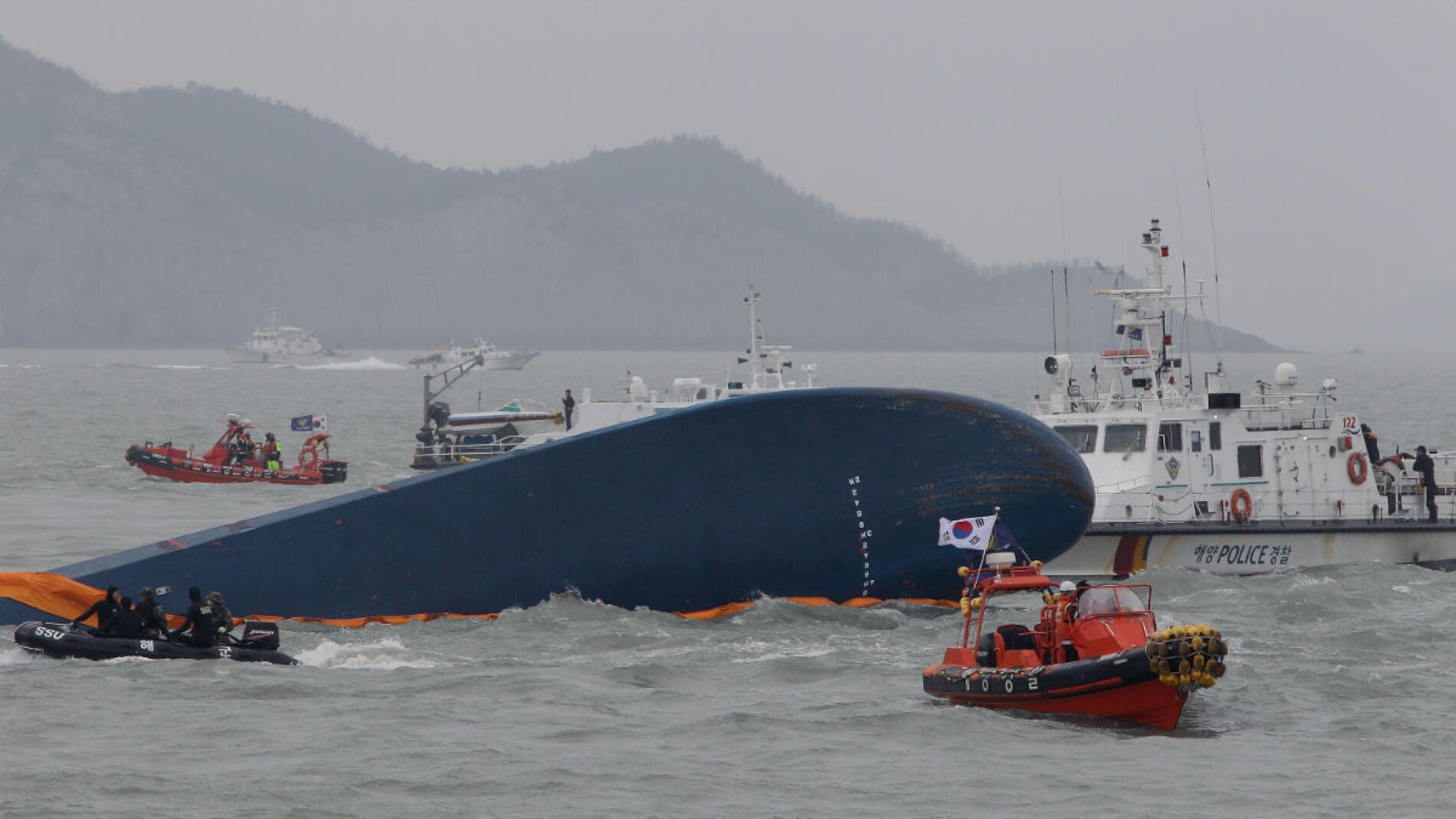 Servicios de rescate, en el lugar del hundimiento del Sewol