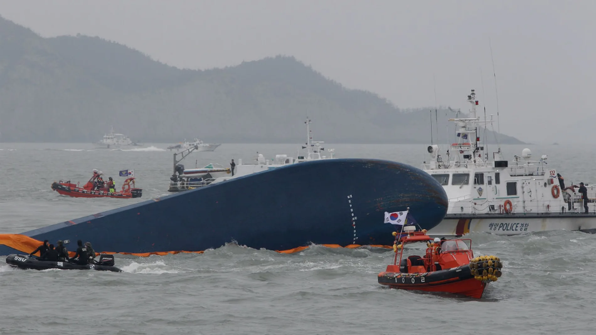 Servicios de rescate, en el lugar del hundimiento del Sewol Servicios de rescate, en el lugar del hundimiento del Sewol
