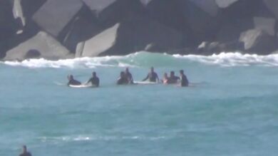 Un grupo de surfistas rescata a una familia que naufraga en San Sebastián