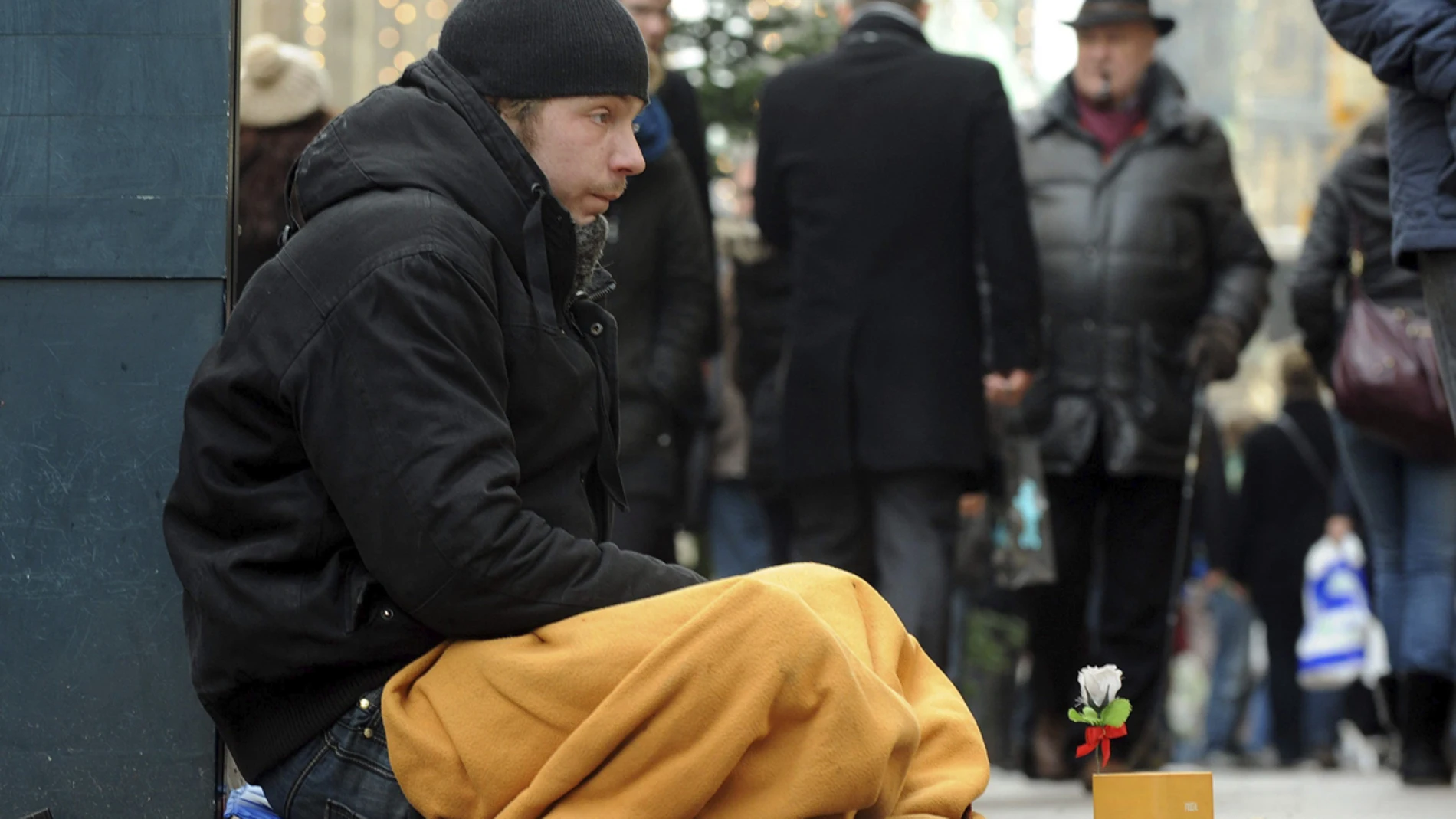 Un chico pide dinero en la calle Un chico pide dinero en la calle