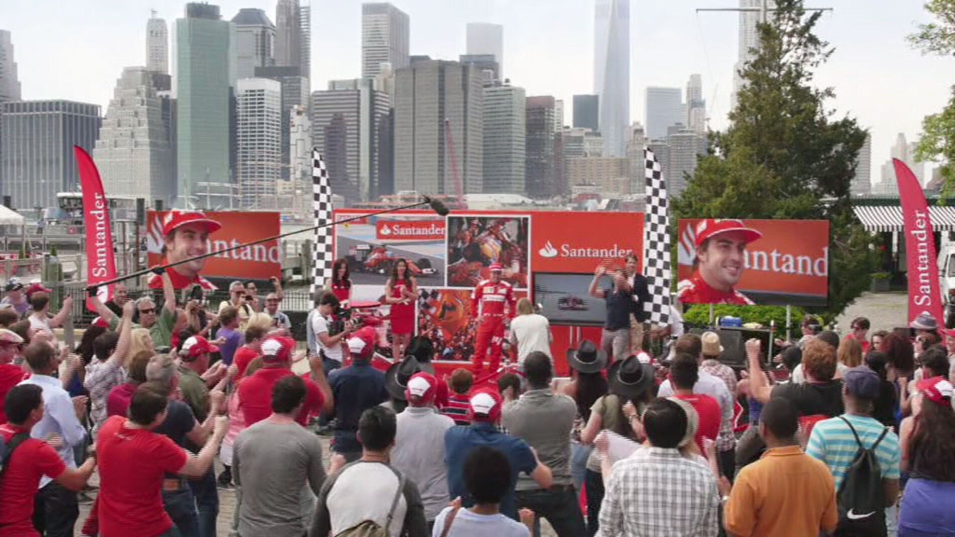 Alonso recibe una sorpresa multitudinaria en Nueva York