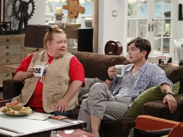 Conchata Ferrell y Ashton Kutcher en 'Dos hombres y medio' Conchata Ferrell y Ashton Kutcher en 'Dos hombres y medio'