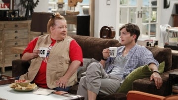 Conchata Ferrell y Ashton Kutcher en 'Dos hombres y medio'