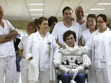 Teresa Romero con el equipo de Sanitarios que le atiende Teresa Romero con el equipo de Sanitarios que le atiende