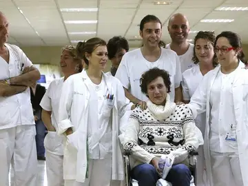 Teresa Romero con el equipo de Sanitarios que le atiende Teresa Romero con el equipo de Sanitarios que le atiende