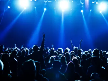 Imagen de archivos de un grupo de jóvenes en una discoteca Imagen de archivos de un grupo de jóvenes en una discoteca