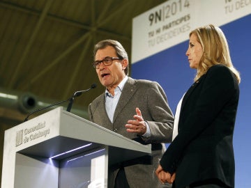 Artur Mas comparece con Joana Ortega tras el 9-N